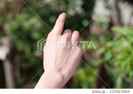自然光の女性の指先 125923864