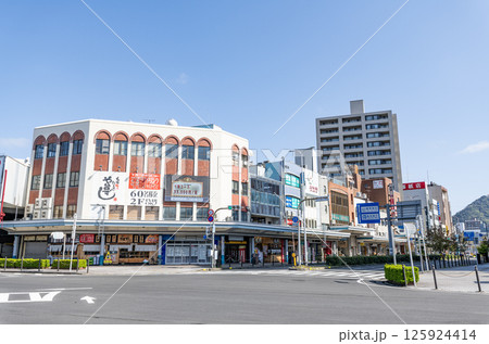 鳥取県鳥取市　快晴の鳥取の街並み（JR鳥取駅周辺） 125924414