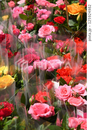 沢山のバラの花束 125924982