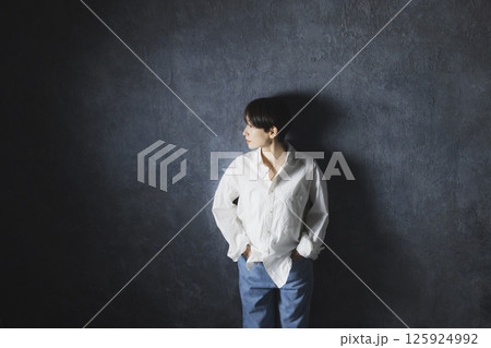 白いシャツの女性 125924992