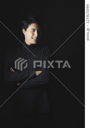 黒バックの男性のポートレイト 黒バックの男性のポートレイト 125925099