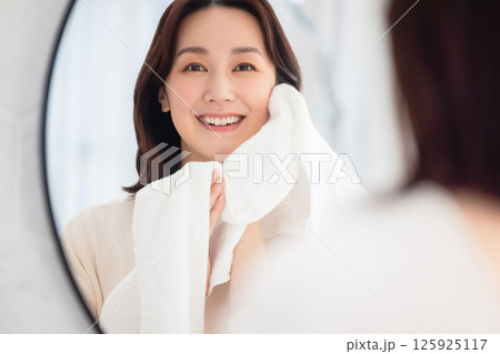 若い女性、ポートレート、ビューティーイメージ 若い女性、ポートレート、ビューティーイメージ 125925117