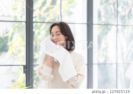 女性のポートレート 125925119