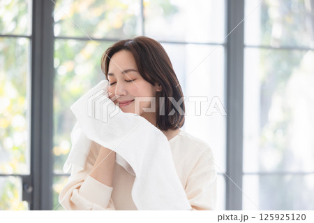 女性のポートレート 125925120