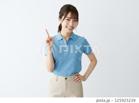 明るい表情の介護士の女性 125925239
