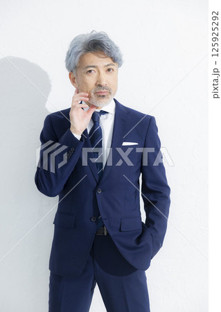 スーツのイケオジ　 125925292