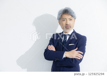 スーツのイケオジ　 125925294