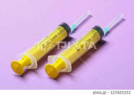 Top view of syringes in a row for medical injection on colorful background with copy space. Health and vaccination concept Top view of syringes in a row for medical injection on colorful background with copy space. Health and vaccination concept 125925352
