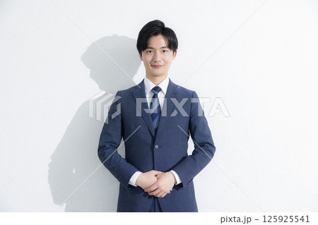 考え事をする男性 125925541