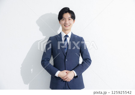 考え事をする男性 125925542