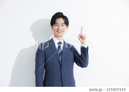 考え事をする男性 考え事をする男性 125925543