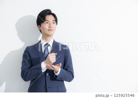 考え事をする男性 125925546