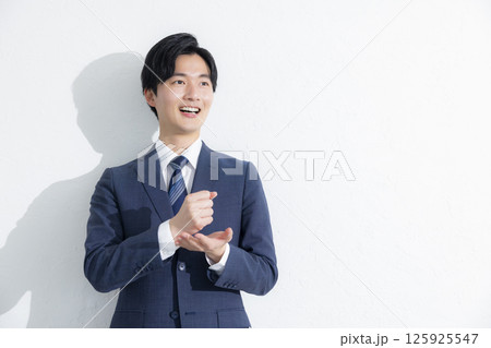 考え事をする男性 125925547