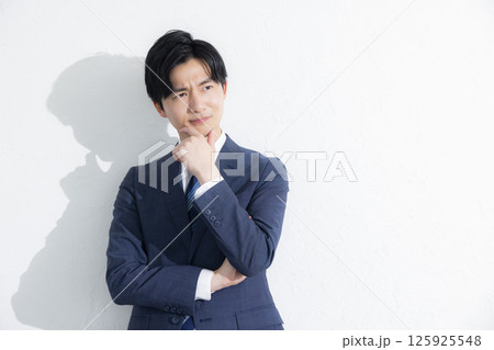 考え事をする男性 125925548