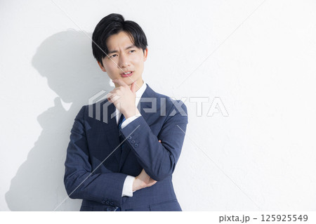 考え事をする男性 125925549