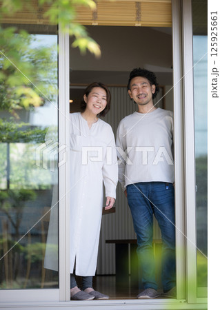 緑のある家の縁側や縁の下で庭を眺める夫婦 カメラ目線 緑のある家の縁側や縁の下で庭を眺める夫婦 カメラ目線 125925661