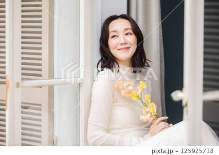花を持つ女性 125925718