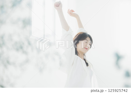リビングでくつろぐ若い女性 125925742