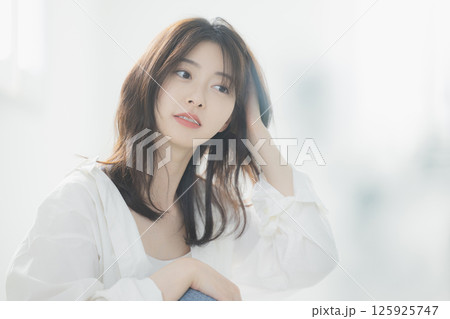 リビングでくつろぐ若い女性 125925747