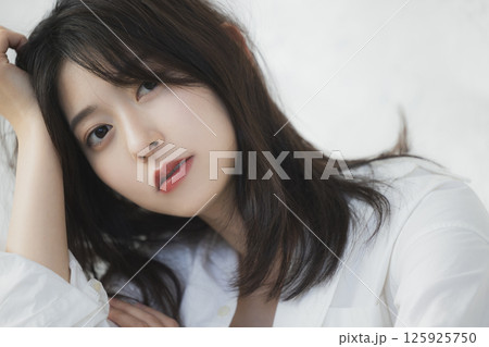 リビングでくつろぐ若い女性 125925750