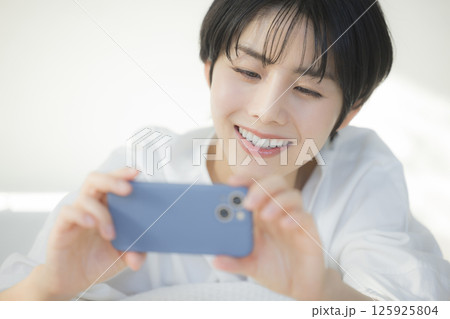 ベッドでくつろぐ女性 ベッドでくつろぐ女性 125925804