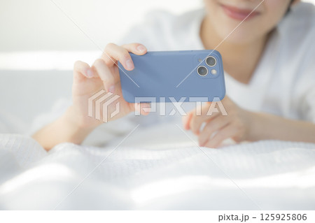 ベッドでくつろぐ女性 ベッドでくつろぐ女性 125925806