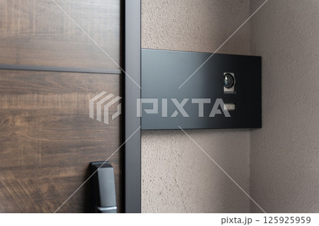 玄関にあるインターホン,ドアホン,ピンポン 125925959