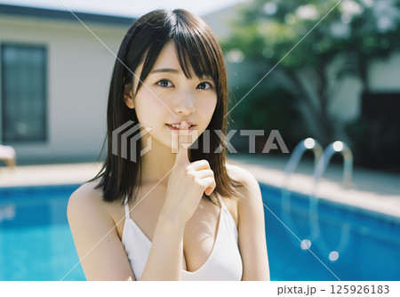 プールサイドで過ごす若い女性 125926183