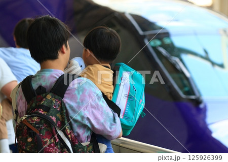 新幹線が大好きな子供を抱きかかえる父親 新幹線が大好きな子供を抱きかかえる父親 125926399