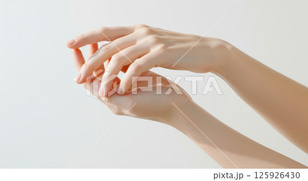 美しい女性の手の甲 明るく綺麗で健康的な肌と指と爪のイメージ 美しい女性の手の甲 明るく綺麗で健康的な肌と指と爪のイメージ 125926430