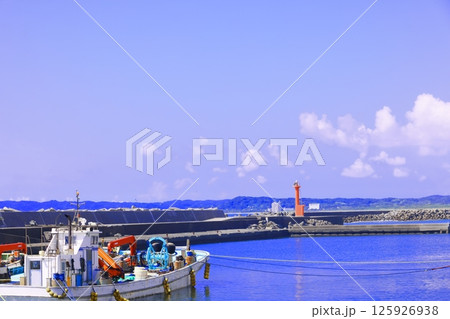 千葉県南房総市和田町和田漁港の青い海 千葉県南房総市和田町和田漁港の青い海 125926938