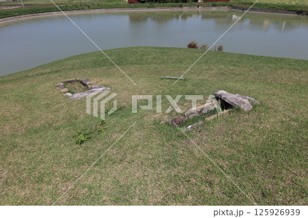 善通寺市の有岡古墳群の王墓山古墳周辺の弥生時代の集団墓の箱式石棺と竪穴式石室 125926939