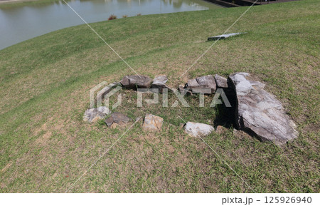 善通寺市の有岡古墳群の王墓山古墳周辺の弥生時代の集団墓の竪穴式石室 善通寺市の有岡古墳群の王墓山古墳周辺の弥生時代の集団墓の竪穴式石室 125926940