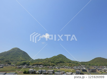 善通寺市の王墓山古墳から望む善通寺五岳のうちの三座（左から我拝師山、筆の山、香色山） 125926999