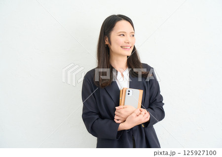 ジャケットを着たロングヘアーの女性 ジャケットを着たロングヘアーの女性 125927100