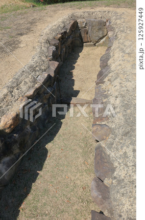 善通寺市の有岡古墳群の宮が尾古墳の2号墳、羨道と玄室 125927449