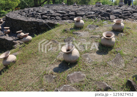 善通寺市の有岡古墳群の大麻山中腹に築かれた野田院古墳（前方部から後円部を見る） 125927452