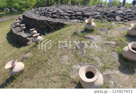 善通寺市の有岡古墳群の大麻山中腹に築かれた野田院古墳（前方部から後円部を見る） 125927453