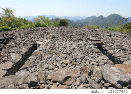 善通寺市の有岡古墳群のうち大麻山中腹に築かれた野田院古墳の墳丘上の埋葬施設と善通寺五岳 善通寺市の有岡古墳群のうち大麻山中腹に築かれた野田院古墳の墳丘上の埋葬施設と善通寺五岳 125927482