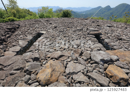善通寺市の有岡古墳群のうち大麻山中腹に築かれた野田院古墳の墳丘上の埋葬施設と善通寺五岳 125927483