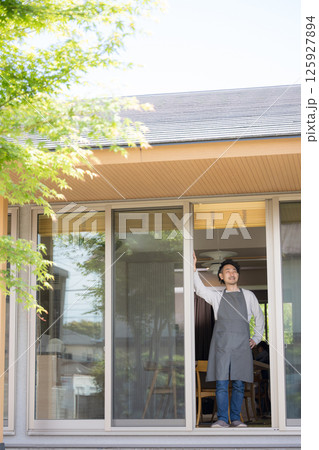 窓から外を眺める髭の男性　ライフスタイルやセカンドライフ、セミリタイアのイメージ 125927894