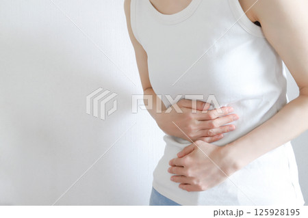 お腹を抑える女性 腹痛イメージ お腹を抑える女性 腹痛イメージ 125928195