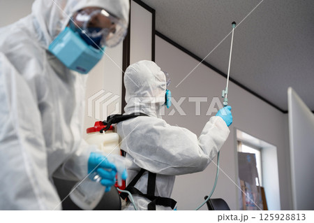 室内を消毒する清掃業者 125928813