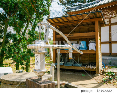 手押しポンプのある水汲み場 125928821