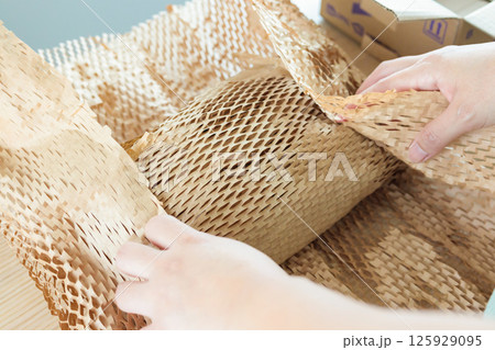 Eco friendly brown paper honeycomb wrap for product packaging parcel carton box 125929095