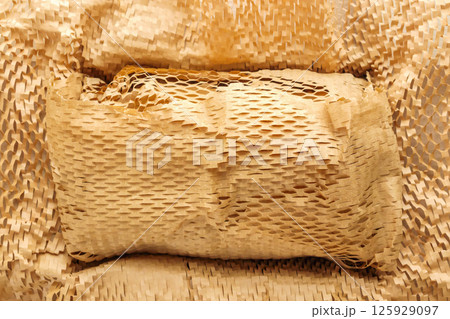 Eco friendly brown paper honeycomb wrap for product packaging parcel carton box 125929097