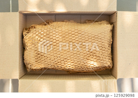 Eco friendly brown paper honeycomb wrap for product packaging parcel carton box 125929098