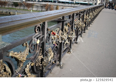 愛の南京錠の橋　南京錠橋 125929541