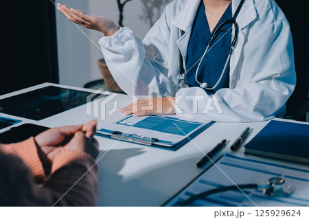 Specialized doctor is explaining taking medicine to a patient. Health and medicine consultation. Specialized doctor is explaining taking medicine to a patient. Health and medicine consultation. 125929624