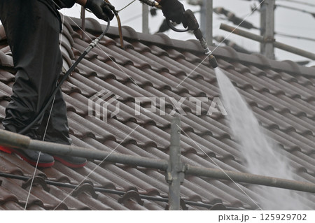 屋根の高圧洗浄　葺き替え　塗装　職人 125929702